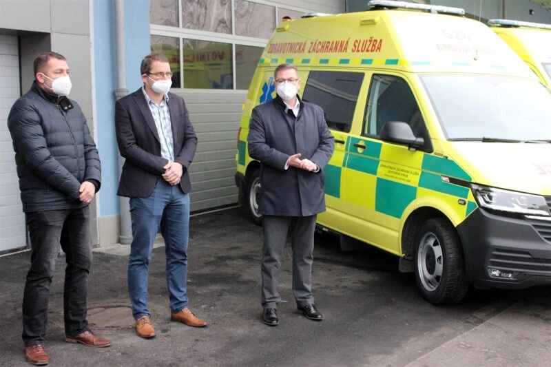 Záchranáři převzali 6 nových sanitních vozů a přístavbu sídla ZZS ÚK v Ústí nad Labem